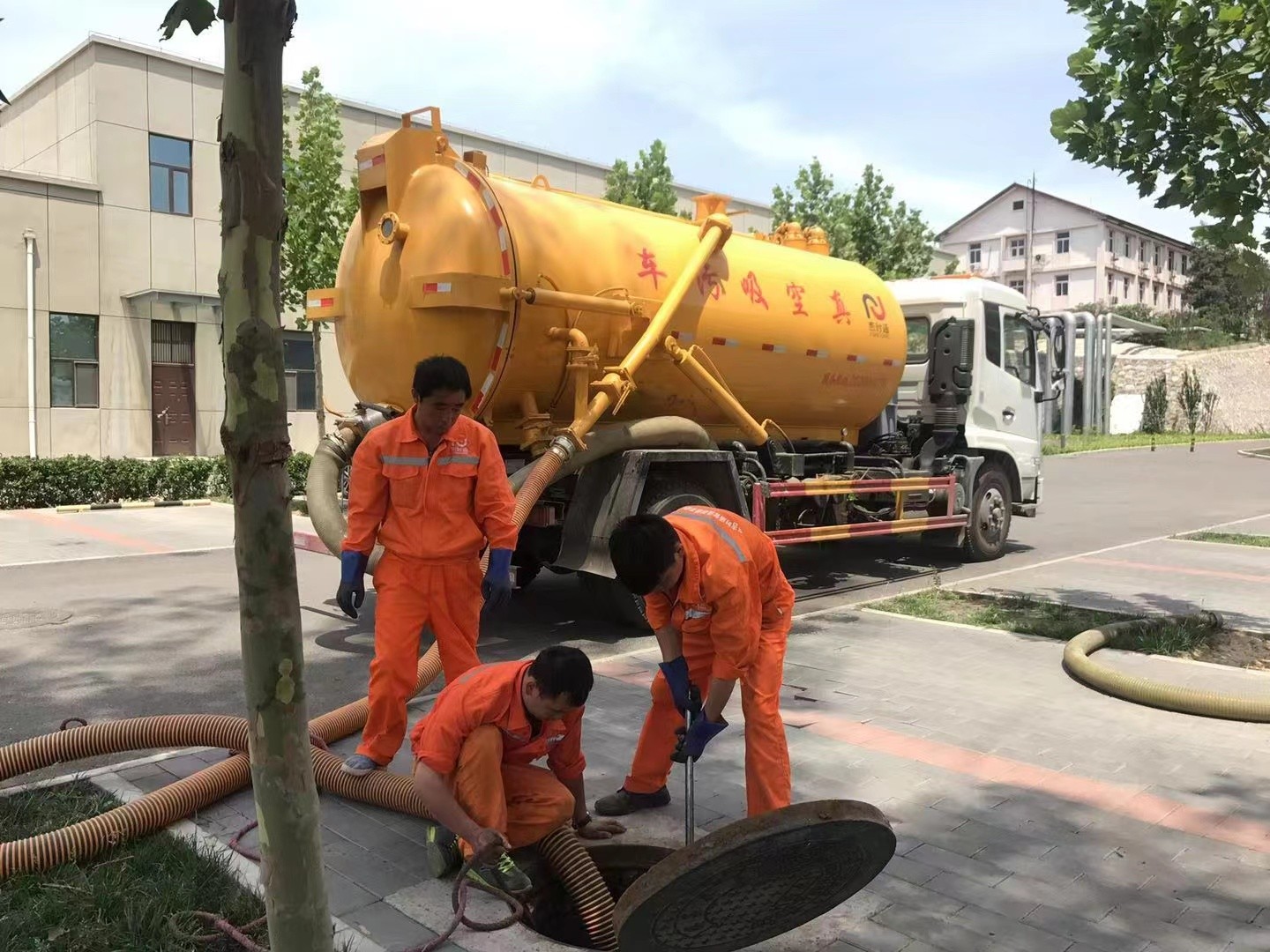 福州管道疏通车停在窨井附近