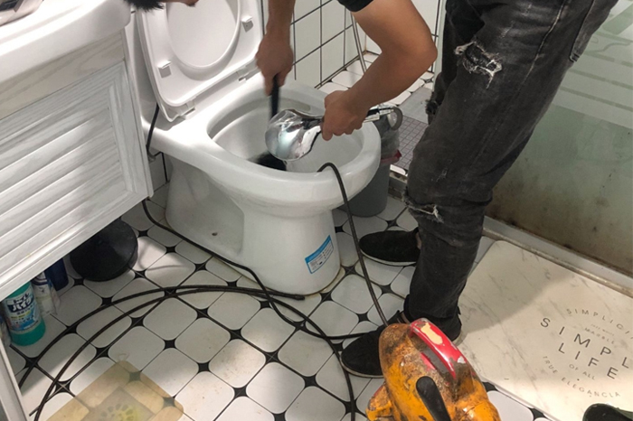 福州马桶堵塞自己疏通还是找师傅?专业上门服务让你省时更省心